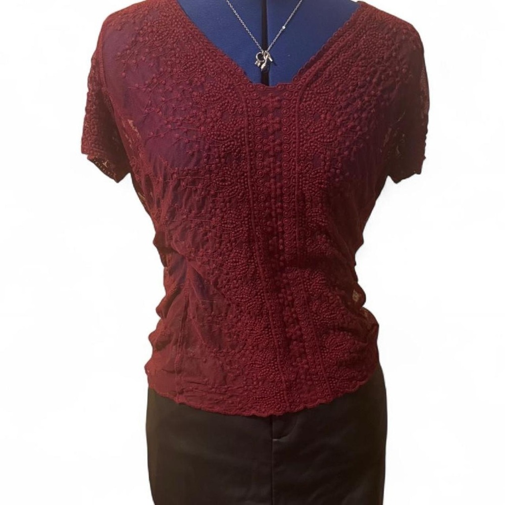 Women’s Lace-Texture Short Sleeve Top in Burgundy